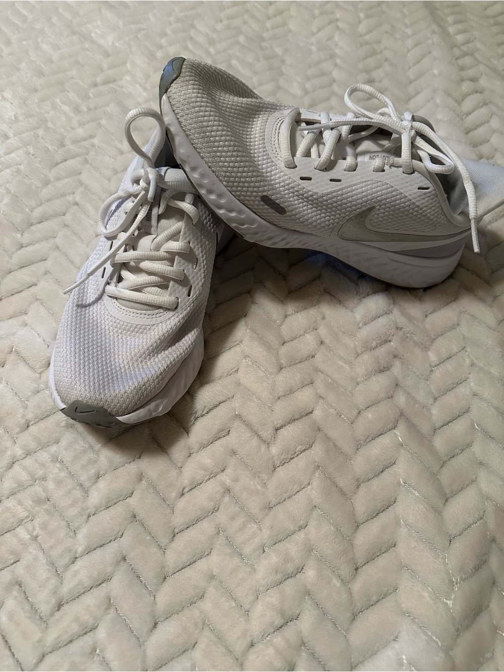 Nike Women’s White Athletic Running Shoes with Light Gray Accents Size 7.5